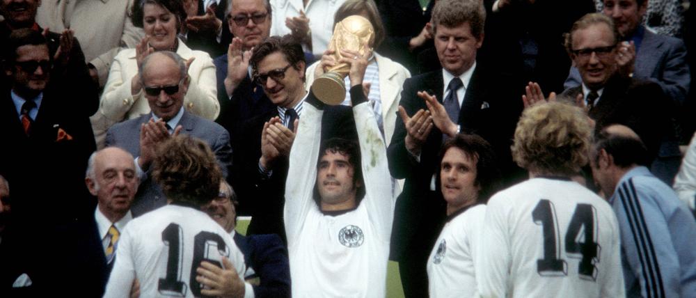 Am 7. Juli 1974 stemmt Gerd Müller im Münchner Olympiastadion den WM-Pokal in die Höhe. Rechts daneben Wolfgang Overath, Uli Hoeneß und Trainer Helmut Schön. Mit Rückennummer 16 Rainer Bonhof. 