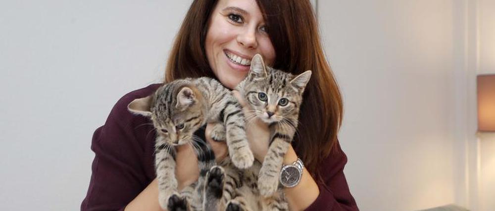 Glück auf Pfoten: Die Lichtenbergerin Theresa Schwermer und ihre Katzen Ruby und Ida. 