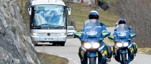 Schwere Reise. Ein Bus bringt die Familienangehörigen der Opfer in das kleine Alpendörfchen Seyne-les-Alpes.