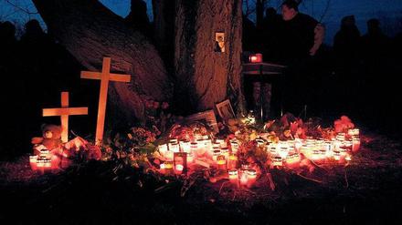 Im Gedenken an Maria P. zündeten Freunde und Bekannte Kerzen am Malchower See in Hohenschönhausen an.