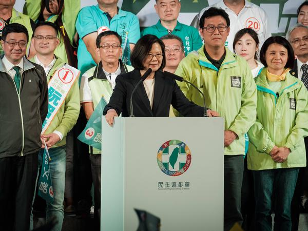 Die DPP-Regierung unter Präsidentin Tsai Ing-wen steht für Taiwans Eigenständigkeit. Das Parteilogo enthält den geografischen Umriss der Insel statt alter Symbole der Republik China.