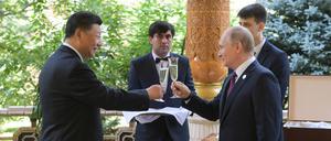 Wladimir Putin gratuliert Xi Jinping im Juni 2019 in Tadschikistan zu dessen 66. Geburtstag.