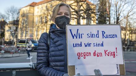 Eine Demonstrantin tut am 1. März in München vor dem Russischen Generalkonsulat ihre Kriegsgegnerschaft kund.