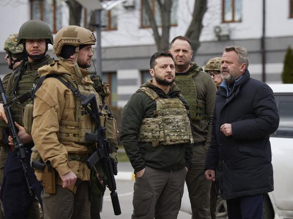 „Völkermord“: Präsident Wolodymyr Selenskyj besucht am 4. April Butscha. Rechts im Bild Bürgermeister Anatoliy Fedoruk.