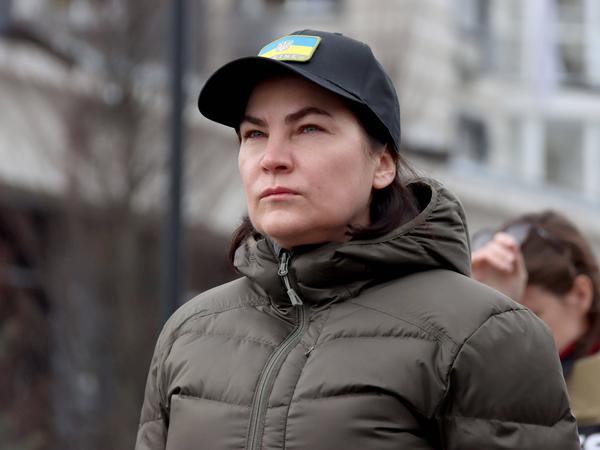 Generalstaatsanwältin Iryna Wenediktowa spricht von fast 12.000 mutmaßlichen russischen Kriegsverbrechen. Identifiziert seien jedoch erst 40 Tatverdächtige.