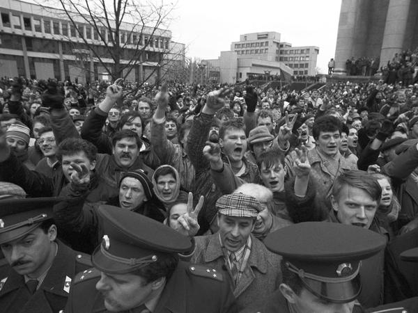 Zehn Monate nach der Unabhängigkeitserklärung schickte Moskau die Armee nach Vilnius. Hier eine Demonstration am 11. Januar 1991, zwei Tage vor dem „Blutsonntag“.