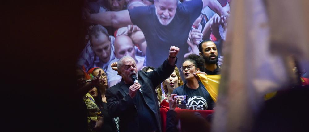 Comeback: Vertreter Dutzender sozialer Gruppierungen feiern Lula, inzwischen 76, im Mai in São Paulo.