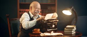 Ein Autor arbeitet an seiner Schreibmaschine an einem Manuskript.