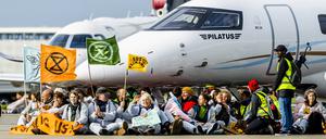 Klimaaktivisten besetzten am 05. November 2022 Teile des Flughafens Schiphol in Amsterdam.