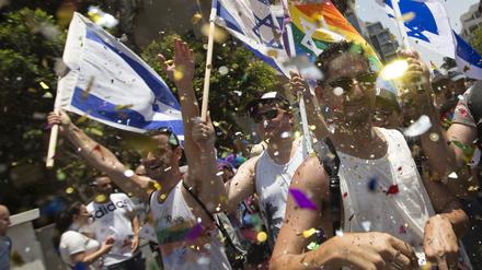 Israelis und Touristen während der Gay Pride Parade in Tel Aviv.