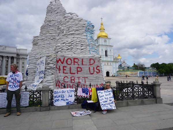 Kriegszeichen. Viele Denkmäler in Kiew sind weiterhin in Sandsäcke gehüllt.