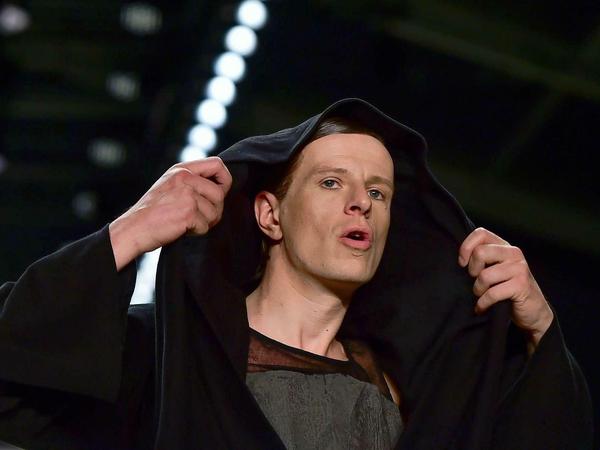 Volksbühnen-Schauspieler Alexander Scheer als "Model" bei Esther Perbandt.