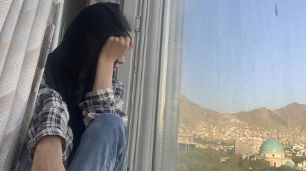 Lamar hier noch am Fenster ihrer Wohnung im Safe House in Kabul. Mittlerweile auf der Flucht.