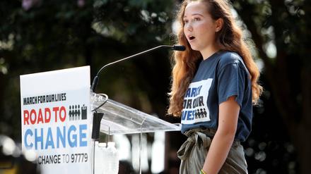 Lauren Hogg 2018 bei einer Kundgebung in Tallahassee, Florida, wenige Monate nach der Massenschießerei an ihrer Schule in Parkland.