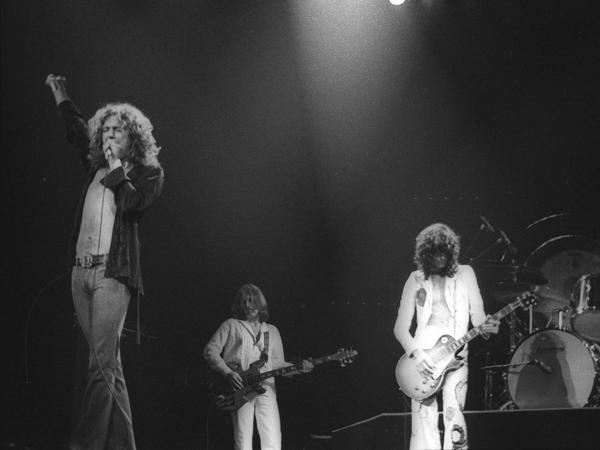 Sie waren die Größten. Led Zeppelin 1977 auf dem Höhepunkt ihres Erfolges. In dieser Band zu sein, schreibt der "Guardian", habe den vier Musikern "eine Dekadenz jenseits aller Vorstellung erlaubt und schlechtes Benehmen jenseits bloßer Verurteilung". 