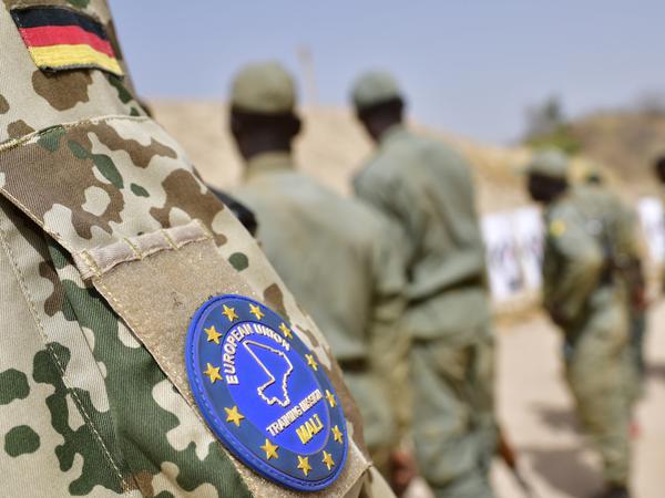 Über die „Europäische Friedensfazilität“ finanzieren die EU-Staaten den Export von Rüstungsgütern und die Entsendung von Soldaten – zum Beispiel nach Mali.