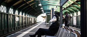 Ein Mann sitzt mit einer Maske im U-Bahnhof Eberswalder Straße, die an die Schnabelmasken in der Zeit der Pest erinnern soll. Berlin, Deutschland, 05.04.2020.
