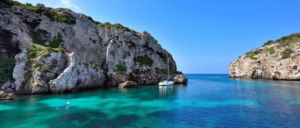 In diesen Buchten schwimmen Urlauber auf Menorca.