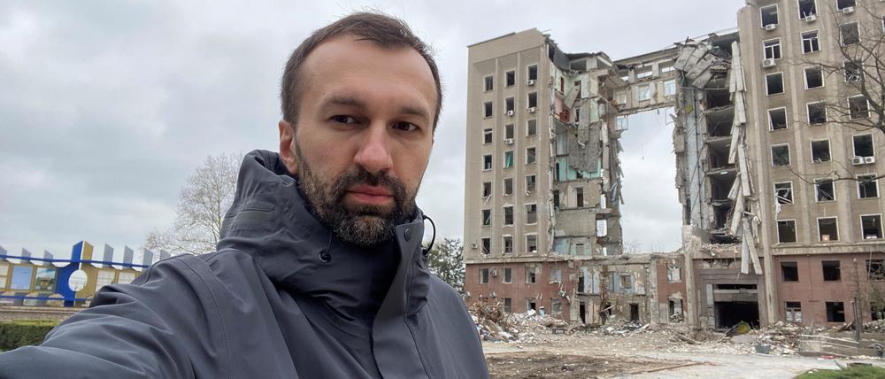 Serhij Leschtschenko vor dem zerstörten Gebäude der Regionalverwaltung in Mykolajiw.