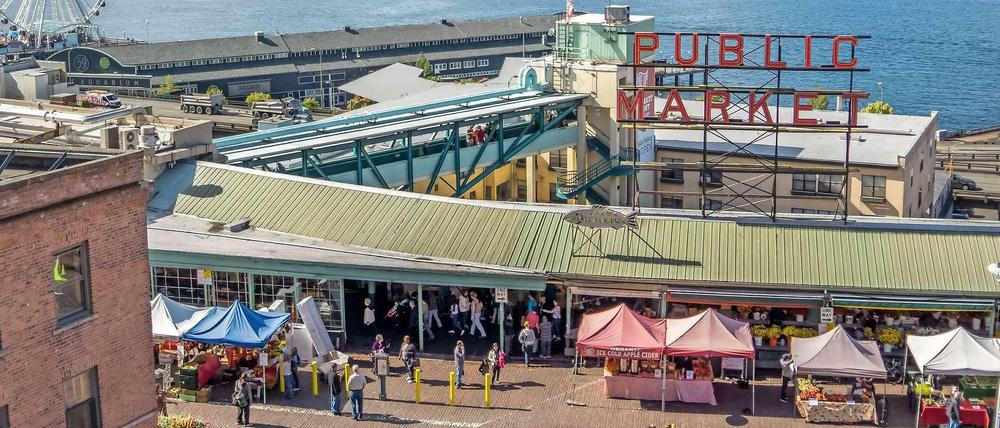 Der Pike Place Market ist einer der ältesten Bauernmärkte der USA. Inzwischen ist der 1907 gegründete Markt ein touristische Attraktion mit großem Imbissangebot.