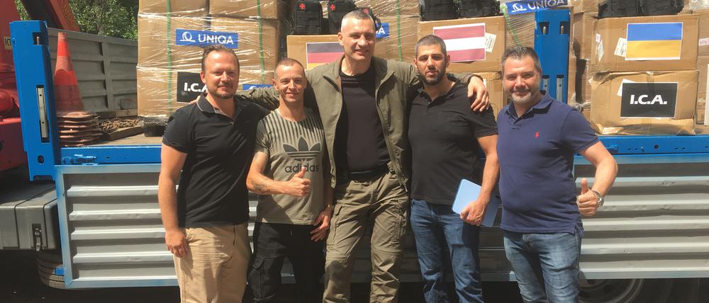 Adrian Rauko (links) mit seinen Mitarbeitern und Kiews Bürgermeister Vitali Klitschko.
