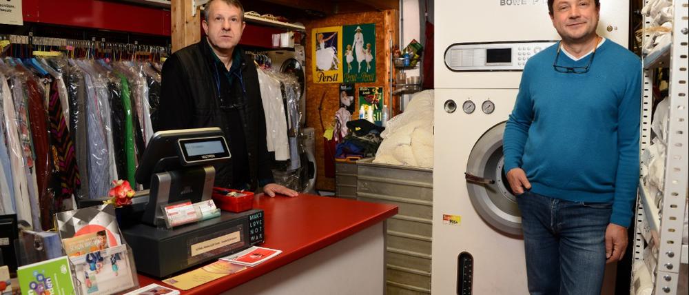 Seit mehr als 30 Jahren nehmen Jovan Davcik und sein Bruder Dragan in Kreuzberg Schmutzwäsche entgegen.