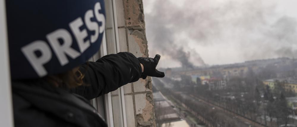 Der AP-Fotograf Evgeniy Maloletka zeigt nach einem Luftangriff auf eine Entbindungsklinik in Mariupol.