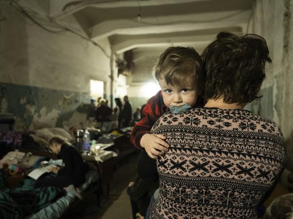 Eine Mutter mit ihrem Kind in einem improvisierten Luftschutzbunker in der zweiten Kriegswoche in Mariupol.