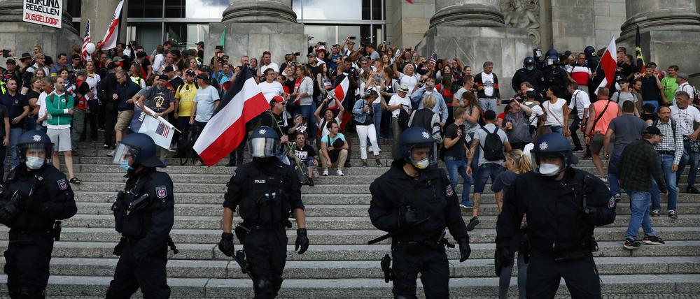 Mehrere Hundert Menschen waren Ende August auf die Stufen und zum Portal des Reichstagsgebäudes vorgedrungen.