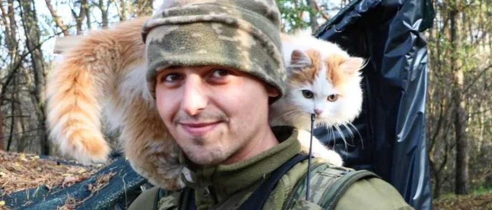 Ukrainischer Soldat mit Katze.