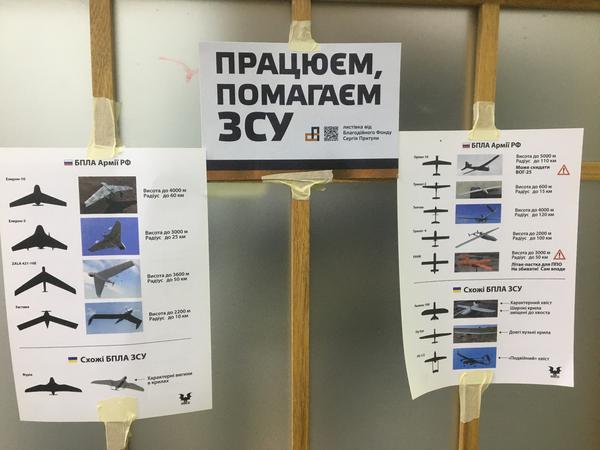Plakate zur Drohnenerkennung im Kiewer Stiftungsgebäude.
