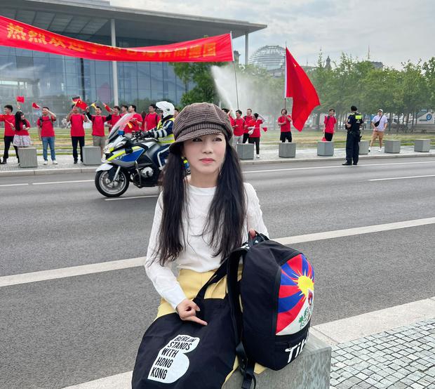 Gegen die Einheitsfront: Su Yutong vor der Pro-Regime-Versammlung chinesischer Studierender. Die Journalistin und Aktivistin ist seit Langem Opfer einer Psychoterror-Kampagne.