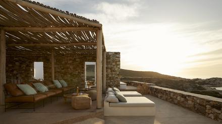 Auf dieser Terrasse möchte man ins Meer schauen: The Rooster auf Antiparos.