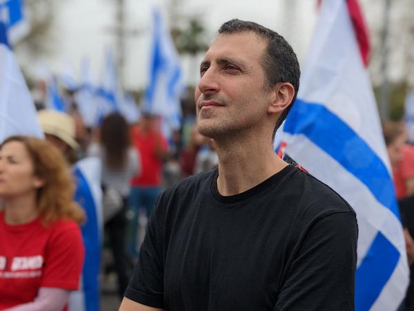 Tomer Avital am Rande einer Demonstration in Tel Aviv. Er hält die Reform für nachteilig für alle Israelis.