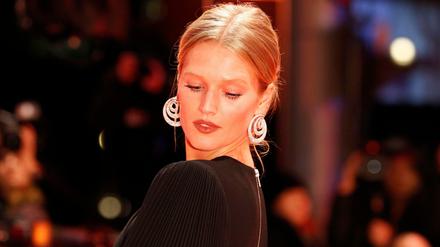 Glanz und Nachhaltigkeit. Das Model Toni Garrn auf der Berlinale mit Ohrringen von Chopard.