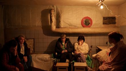 Krankenhauspersonal sitzt während eines Luftangriffsalarms in einem Keller.