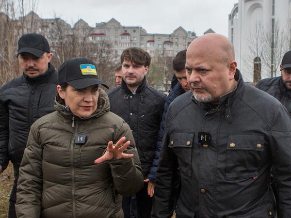 Generalstaatsanwältin Iryna Wenediktowa und der Chefankläger des Internationalen Strafgerichtshofs Karim Khan, der ebenfalls in der Ukraine ermittelt, besuchen im April ein Massengrab in Butscha.