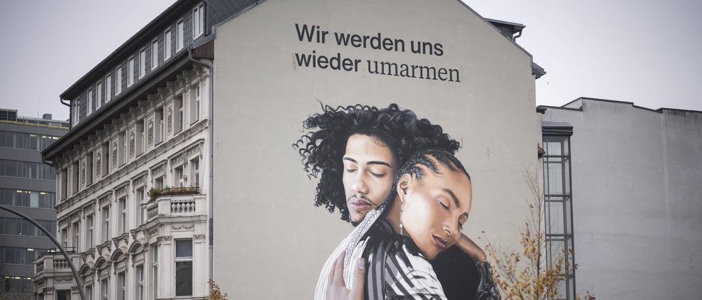 Berlin, Mural der Zalando-Holiday-Kampagne „Wir werden uns wieder umarmen“  