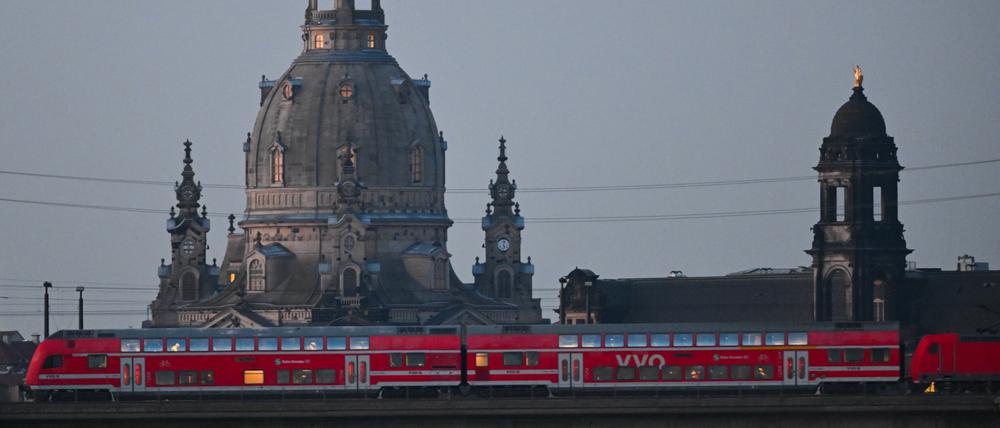 Romantische Bahnfahrt durch Dresden.