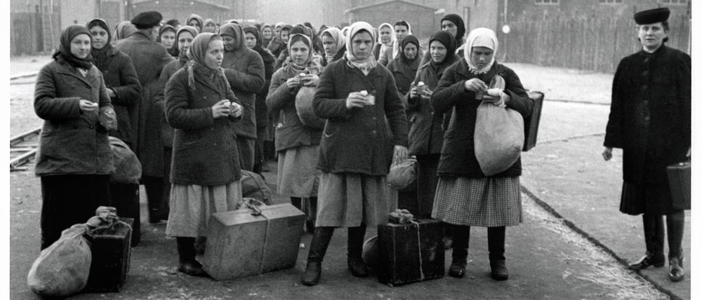 Zwangsarbeiterinnen bei ihrer Ankunft in Berlin-Wilhelmshagen im Jahr 1942.