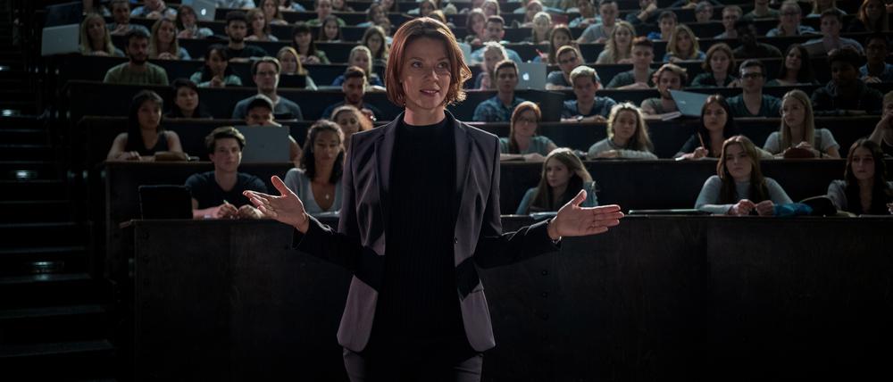 Jessica Schwarz als skupellose Professorin für Synthetische Biologie im deutschen Netflix-SciFi-Thriller „Biohackers“. Der Sechsteiler startet am 20. August. Foto: Netflix