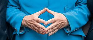 Lieblingsmotiv. Wenn Kanzlerin Angela Merkel gezeigt wird, wie sie mit ihren Händen die Raute bildet, was wird dann klar oder gar erklärt?