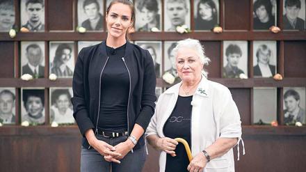 Gemeinsames Erinnern. Reporterin Esther Sedlaczek (links) trifft das Stasi-Opfer Edda Schönherz in der Gedenkstätte Berliner Mauer in der Bernauer Straße