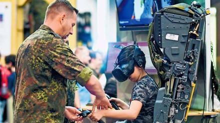 Die Bundeswehr weiß um die Faszination, die der Krieg auf Videospieler ausübt. Messen wie die Gamescom werden entsprechend zur Imagewerbung genutzt. 