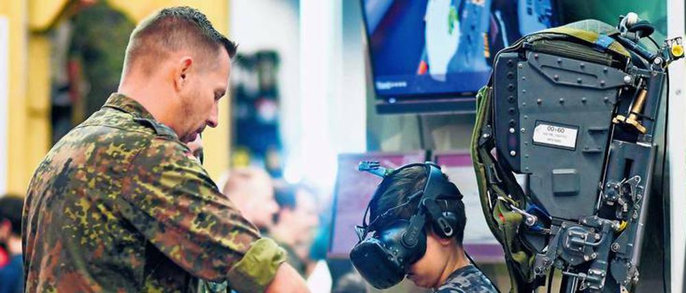 Die Bundeswehr weiß um die Faszination, die der Krieg auf Videospieler ausübt. Messen wie die Gamescom werden entsprechend zur Imagewerbung genutzt. 