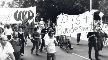 Auf der Straße für DT64. Als sich die Einstellung des Radioprogramme abzeichnete, gab es bundesweit und in Berlin Demonstrationen für die Fortführung.