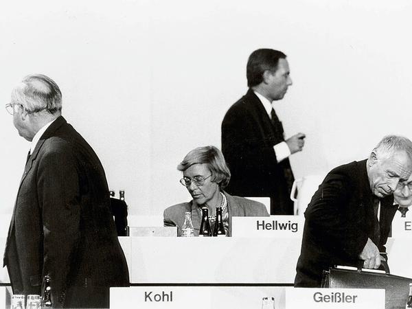 Bilder, die einen Film ausmachen. Sandra Brandl arrondierte in dem Film „Die Unbeugsamen“ die Szene, als sich die Granden der CDU wie Bundeskanzler Helmut Kohl (links) auf dem Parteitag 1989 von Renate Hellwig wegdrehten.