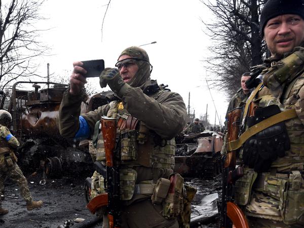 Ein ukrainischer Soldat dokumentiert nach der Befreiung Butschas die Zerstörung des Kiewer Vororts.