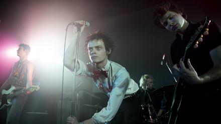 Sex-Pistols-Frontsänger Johnny Rotten wird von Anson Boon (Mitte) dargestellt, Sid Vicious (links) von Louis Partridge und Steve Jones von Toby Wallace. 
