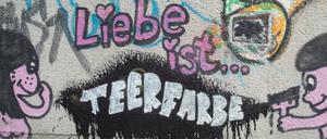 Streetart in Neukölln: Liebe ist... Teerfarbe